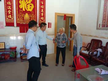 圖為鎮村干部宣傳打動老年人接種疫苗